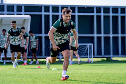 Foto asli dari artikel Persebaya.id tentang persiapan Miguel Pereira menjelang laga melawan PSS