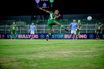 Pemain Persebaya dalam pertandingan melawan Isenmulang Kalteng FC