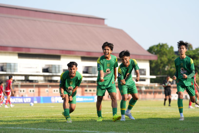 Pemain muda Persebaya merayakan kemenangan di Piala Soeratin