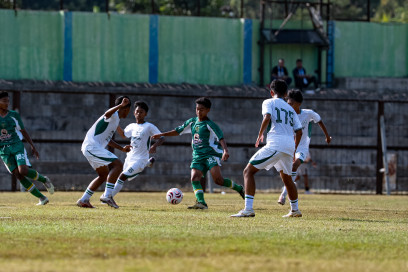 Pemain Persebaya U-16 saat menghadapi PSS di EPA One