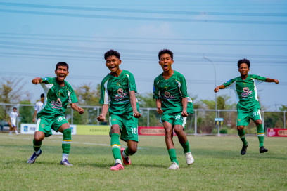 Pemain Persebaya U-16 saat menghadapi Persik Kediri di EPA One