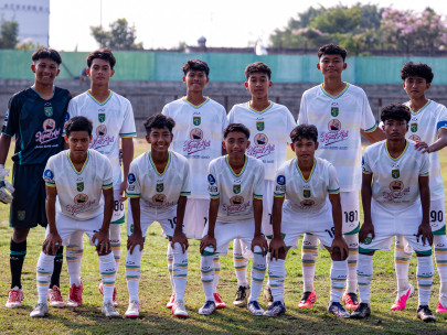 Pemain Persebaya U-16 dalam pertandingan EPA One melawan PSS