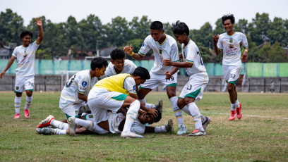 Pemain Persebaya U-18 merayakan kemenangan melawan PSS
