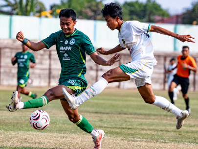 Pemain Persebaya U-20 saat bertanding melawan PSS Sleman