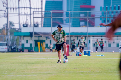 Bernardo Tavares memantau latihan Persebaya jelang menghadapi PSS Sleman