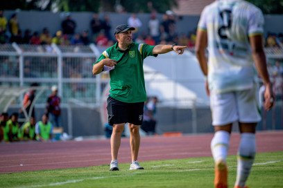 Pelatih Bernardo Tavares dalam persiapan Persebaya menghadapi Isenmulang